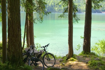 Fahrradfahren im Wald an einem Bergsee.