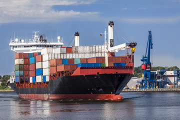 Containerschiff im Nord-Ostsee-Kanal bei Rendsburg

