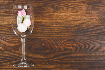 Wineglass with lightpink roses and meringues