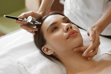 Obraz na płótnie Canvas Facial Beauty Treatment. Woman Getting Oxygen Skin Peeling