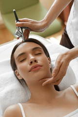 Obraz na płótnie Canvas Facial Beauty Treatment. Woman Getting Oxygen Skin Peeling