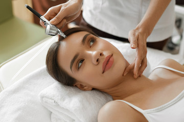 Obraz na płótnie Canvas Facial Skincare. Woman Receiving Oxygen Peeling Beauty Treatment