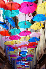 Fototapeta na wymiar Parapluies suspendu