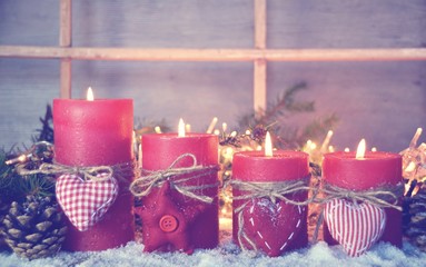 Weihnachten Kerzen Dekoration - Weihnachtskarte - vier brennende rote Adventskerzen - vierter Advent