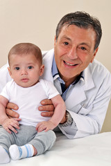 Feliz pediatra examinando a un bebe. Retrato de un doctor y un bebe.