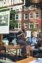 Obraz premium Window reflections of musicians performing acoustic at outdoor c