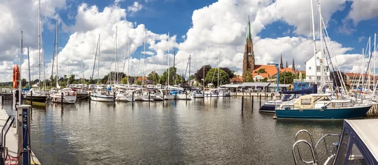 Fototapete Tor Panorama von der Marina im Hafen von Schleswig  und dem Dom im Hintergrund