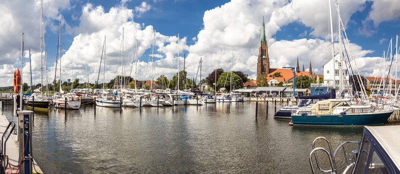 Panorama von der Marina im Hafen von Schleswig
und dem Dom im Hintergrund