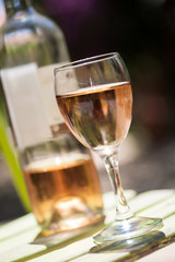 verre et bouteille de vin rosé
