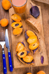 sandwich with apricot