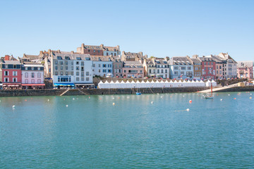 Alignement de tentes sur le port du Rosmeur, Douarnenez, Finistère, Bretagne