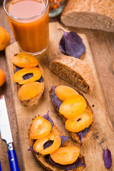 sandwich with apricot