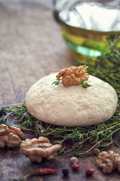 Goat cheese with thyme and nuts 