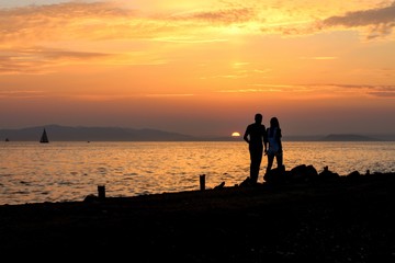 Fototapeta premium Couple on background of sea sunset