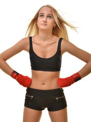 belle femme avec des gants de boxe rouge