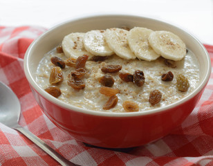 oatmeal porridge with banana and raisins