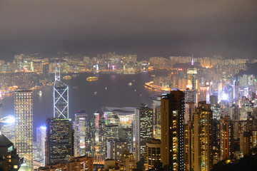 Naklejka premium Hongkong Skyline i Victoria Harbour w nocy z Victoria Peak na wyspie Hongkong.