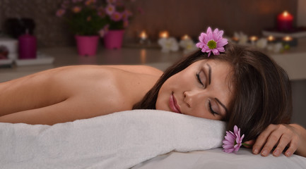 Obraz na płótnie Canvas Mujer latina descansando después del masaje en un centro de belleza,spa.