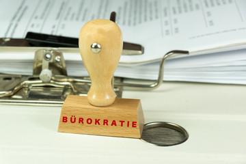 Aktenordner, Stempel und Bürokratie