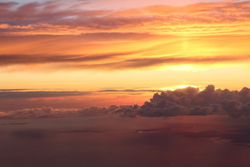 Sonnenuntergang und intensive Wolkenbildung über der Ostsee aus dem Flugzeug heraus