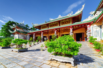 Naklejka premium Amazing view of the Linh Ung Pagoda on blue sky background