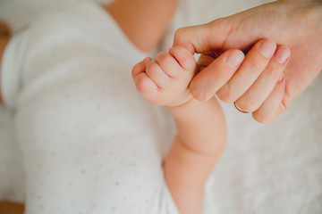 Obraz na płótnie Canvas baby hand holding mother