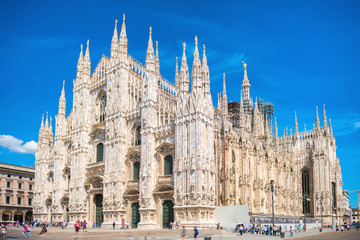 Obraz premium Dzienny widok na słynną katedrę Duomo w Mediolanie