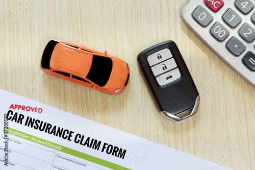 \u0026quot;Top view of approved car insurance claim form with car key\u0026quot; Imagens e fotos de stock Royalty 