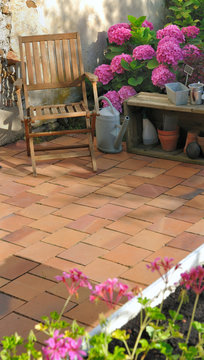 terrasse en tomettes dans jardin de campagne