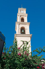 Fototapeta na wymiar Israele, la città vecchia di Giaffa: vista del campanile della Chiesa di San Pietro il 31 agosto 2015 