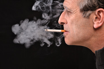 Retrato de la cara de un hombre fumando en fondo blanco.