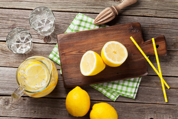 Fototapeta na wymiar Lemonade with lemon and ice