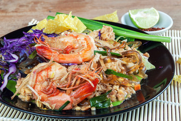 Stir fried Seaweed glass line with Shrimp (Pad Thai)