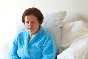Seniorin im Bett