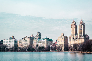 Budynki w pobliżu Central Parku na Manhattanie w Nowym Jorku - 117302528