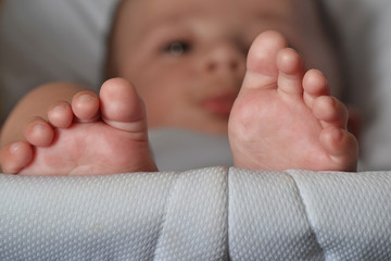 Detalle de los pies de un bebe mientras descansa