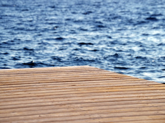 Detalle de muelle sobre el mar.