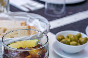 Kühle Cola im Raustaurant mit Brot und Oliven serviert