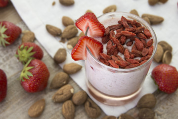 frullato di fragola con bacche di goji e mandorle