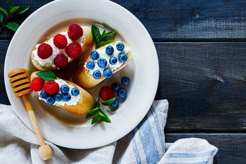 Dessert sandwiches with berries