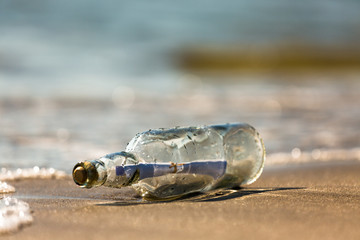 Flaschenpost am Strand