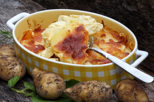 originaler Kartoffelauflauf in der Backform