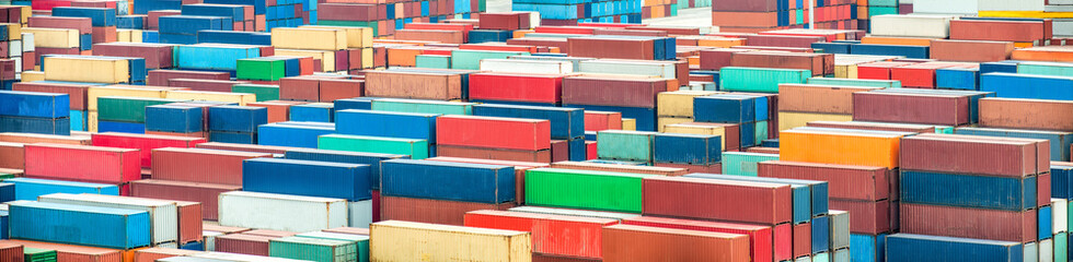 Schiffscontainer werden im Containerterminal verladen
