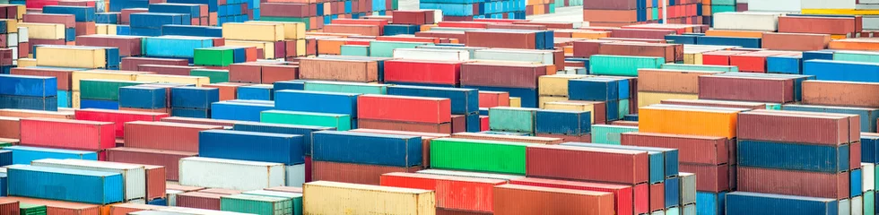 Rolgordijnen Poort Zeecontainers worden geladen in de containerterminal
