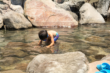 ゴーグルを付ける男の子