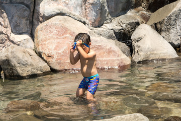 ゴーグルを付ける男の子