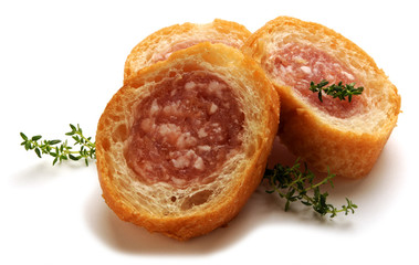 Xúc xích trong lớp vỏ bánh mì Salsiccia in crosta di pane Sausage in bread crust Saucisse en croûte de pain Salchicha en la corteza del pan Wurst in brotkruste Kiełbasa na chleb skorupy