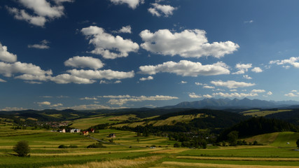 Widok z górami na horyzoncie / widok na Niedzicę z trasy na Czorsztyn