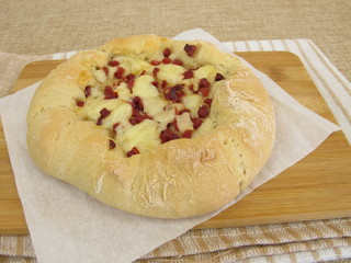 Pizzabrot Streetfood mit Käse und Schinken