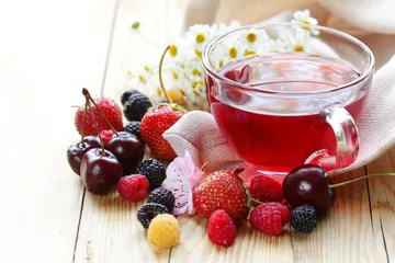 Fototapete Tee Früchtetee in einer Glastasse und frische Beeren mischen